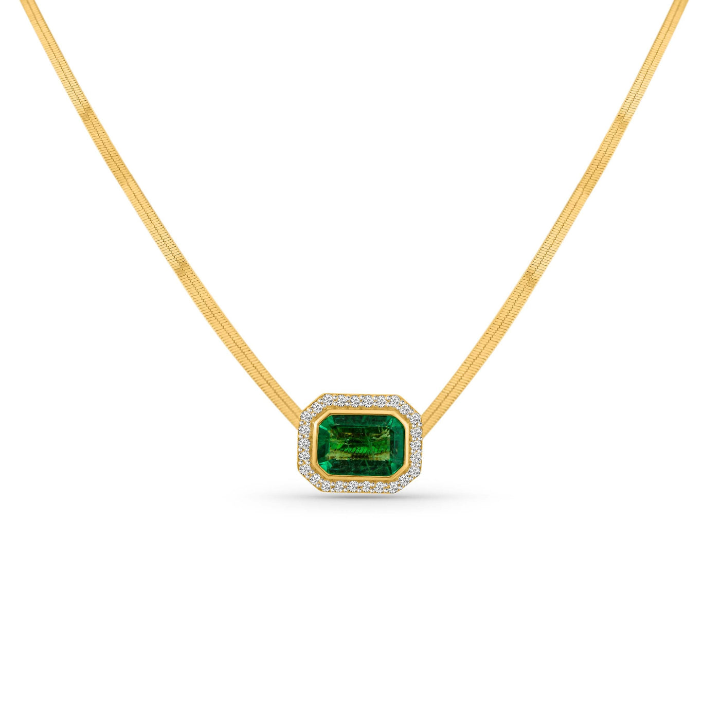 18K gold emerald necklace flatlay – luxury fine jewelry by Tresor Collection
An 18k yellow gold pendant necklace with a rectangle-shaped emerald centerpiece surrounded by smaller diamond accents.