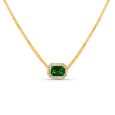 18K gold emerald necklace flatlay – luxury fine jewelry by Tresor Collection
An 18k yellow gold pendant necklace with a rectangle-shaped emerald centerpiece surrounded by smaller diamond accents.