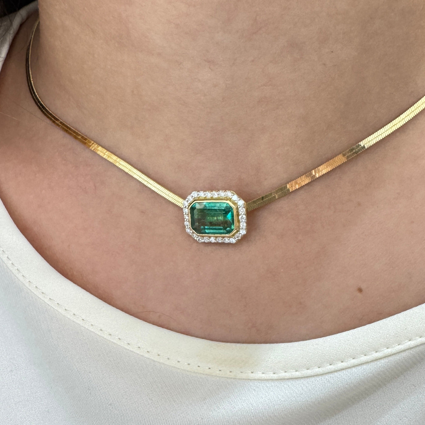 Emerald gold necklace styled for festive and elegant occasions – Dazzle Collection by Tresor Collection