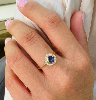 Blue sapphire and diamond gold ring in natural light – timeless handcrafted jewelry by Tresor Collection