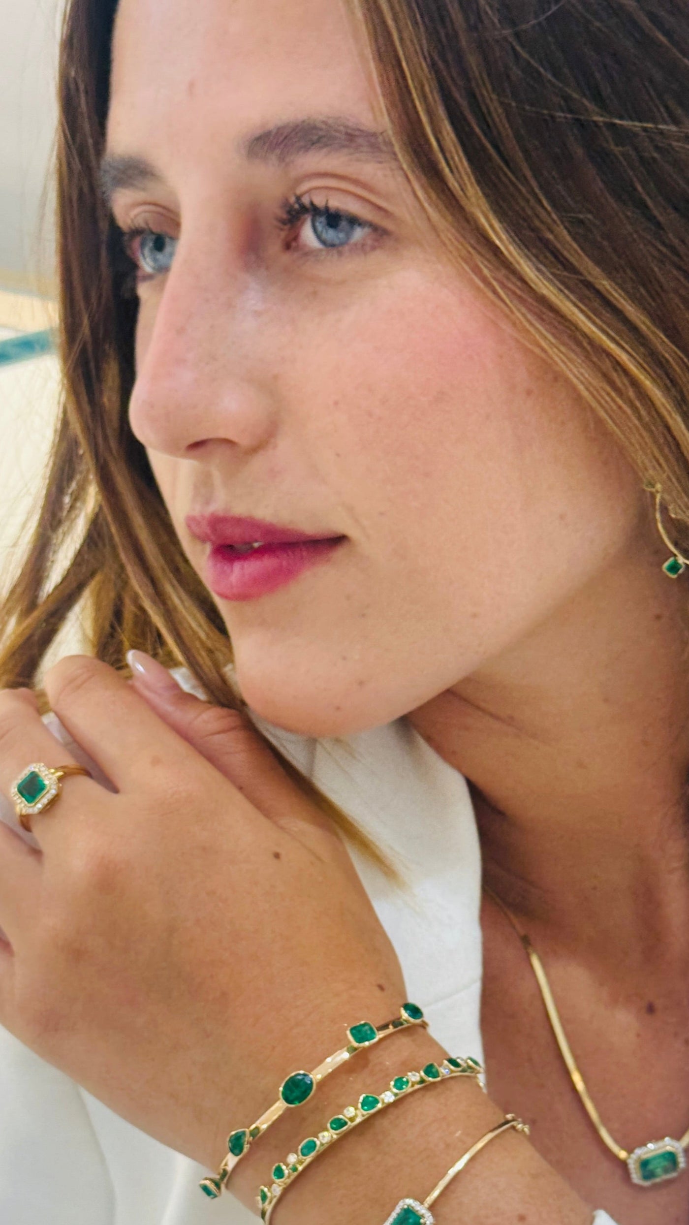 Emerald Mix Shape Bangle In 18K Yellow Gold - Tresor Collection Profile shot of the gold emerald bangle – emphasizing the bracelet’s design and vibrant green stones.