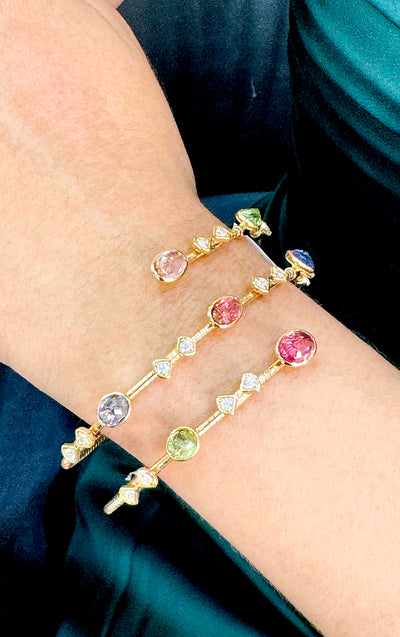 Close-up of 18K gold multi-gemstone bangle – handcrafted fine jewelry from Tresor Collection boutique
