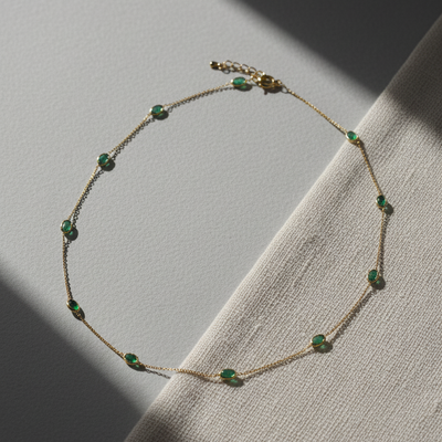 Close-up of 18K gold emerald cabochon necklace – handcrafted gemstone jewelry by Tresor Collection