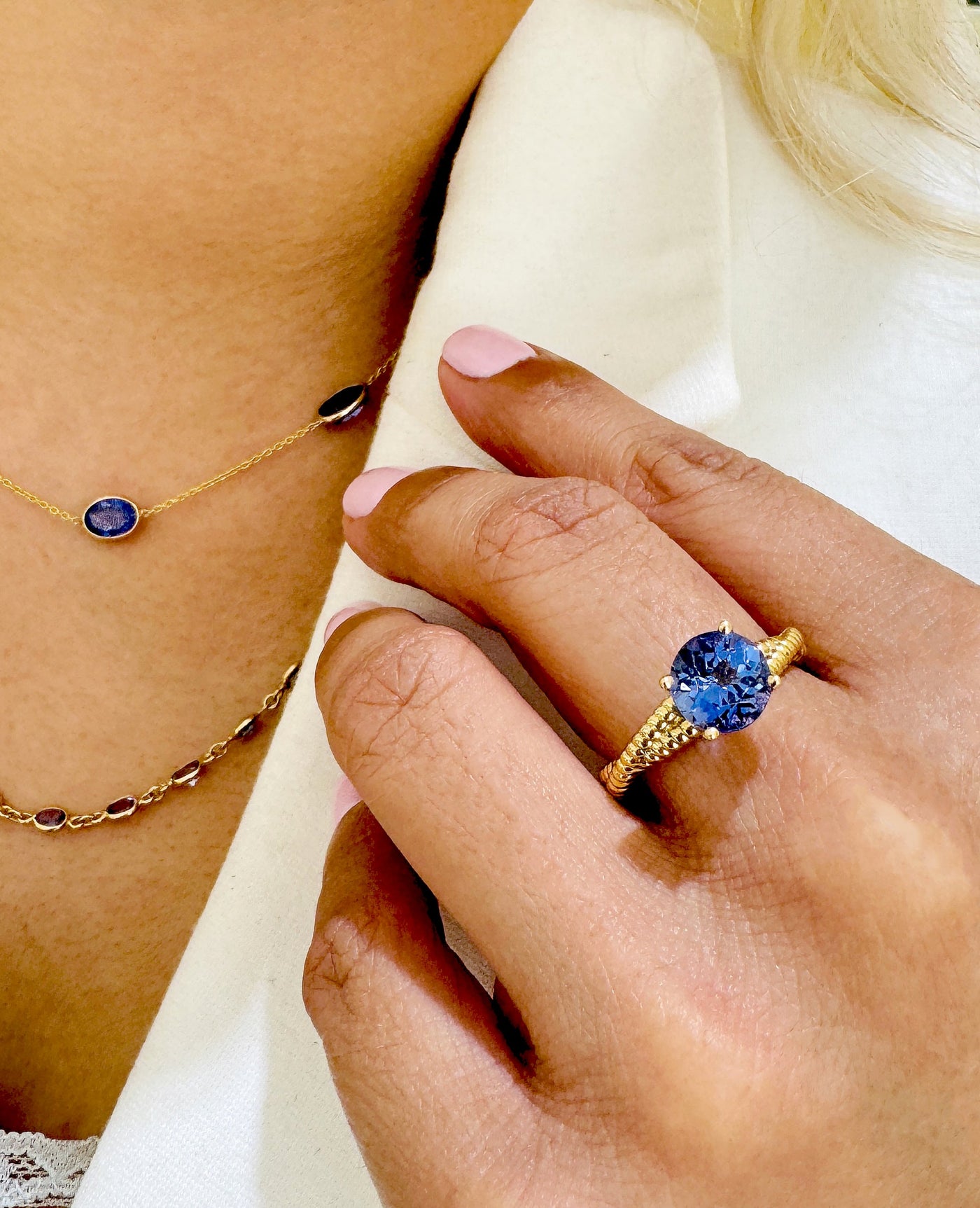 Tanzanite Round Ring In 18K Yellow Gold - Tresor Collection Gold tanzanite ring side view – emphasizing the band design and the gemstone's brilliance.