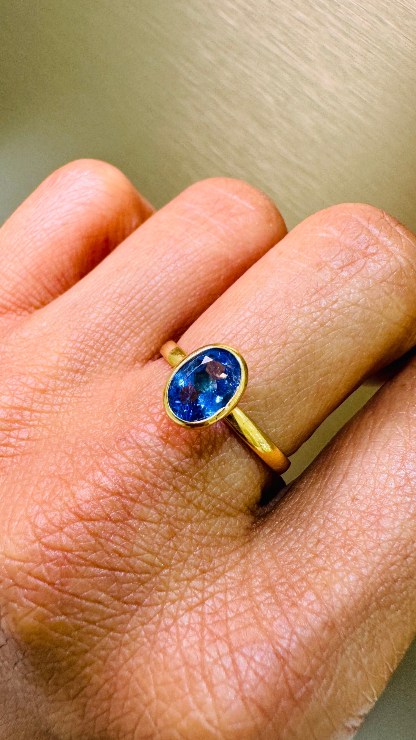 Elegant tanzanite ring on hand – handcrafted 18K gold gemstone jewelry by Tresor Collection