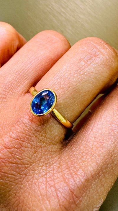 Tanzanite ring on model – designer 18K gold gemstone jewelry for women by Tresor Collection