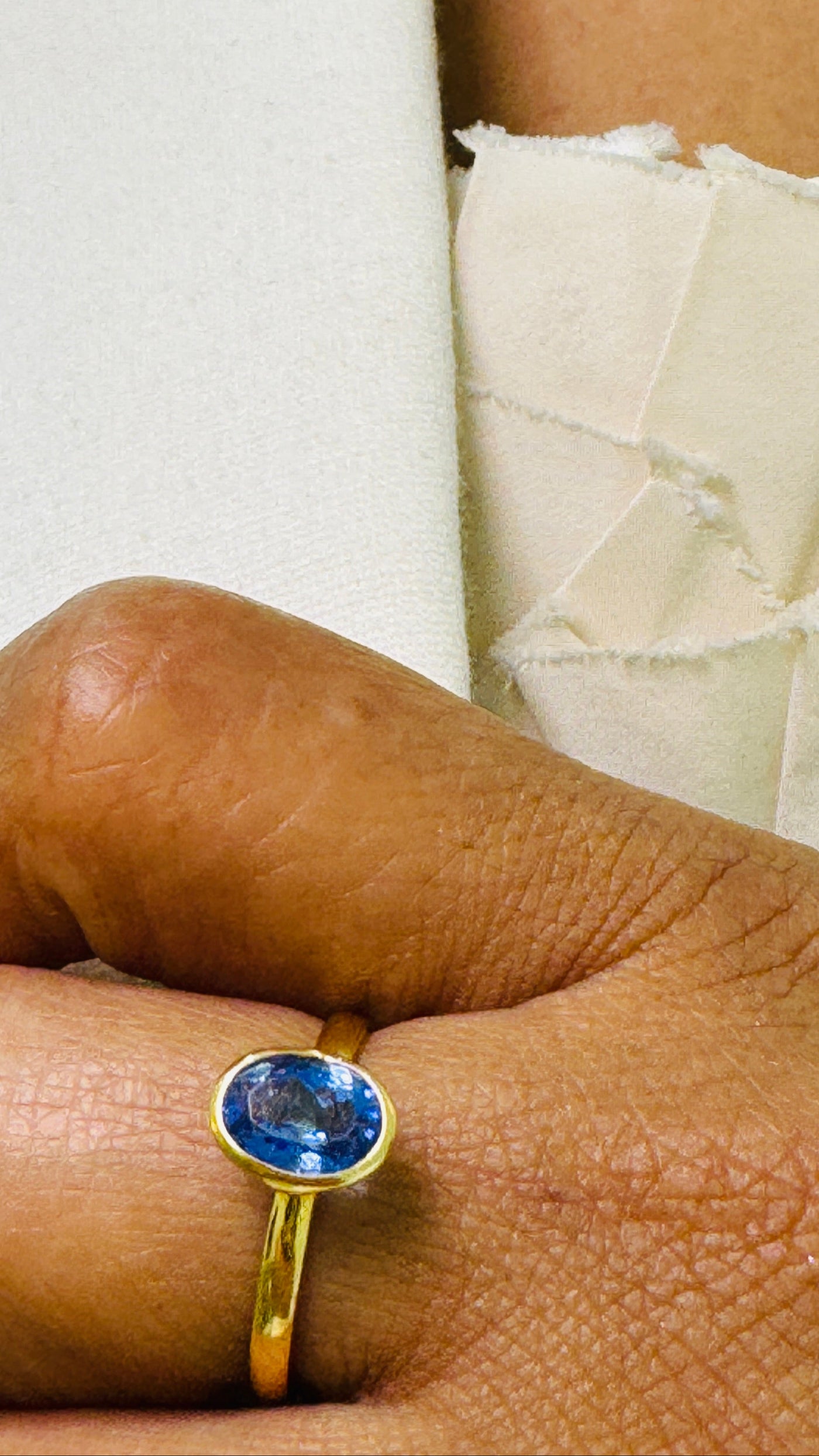 Tanzanite ring on model – designer 18K gold gemstone jewelry for women by Tresor Collection