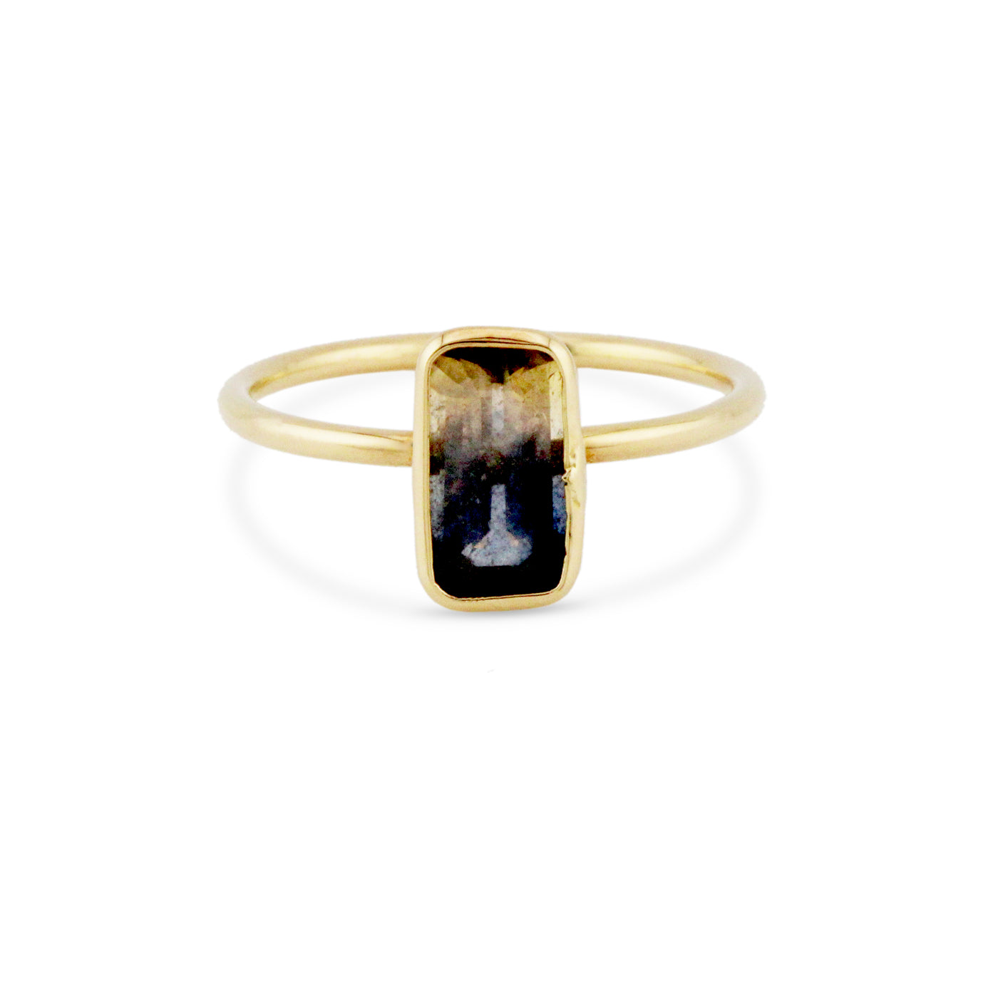 Gold ring with a black stone on a white background Sapphire rectangular-cut ring flatlay – elegant handcrafted fine jewelry by Tresor Collection