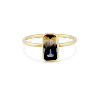 Gold ring with a black stone on a white background Sapphire rectangular-cut ring flatlay – elegant handcrafted fine jewelry by Tresor Collection