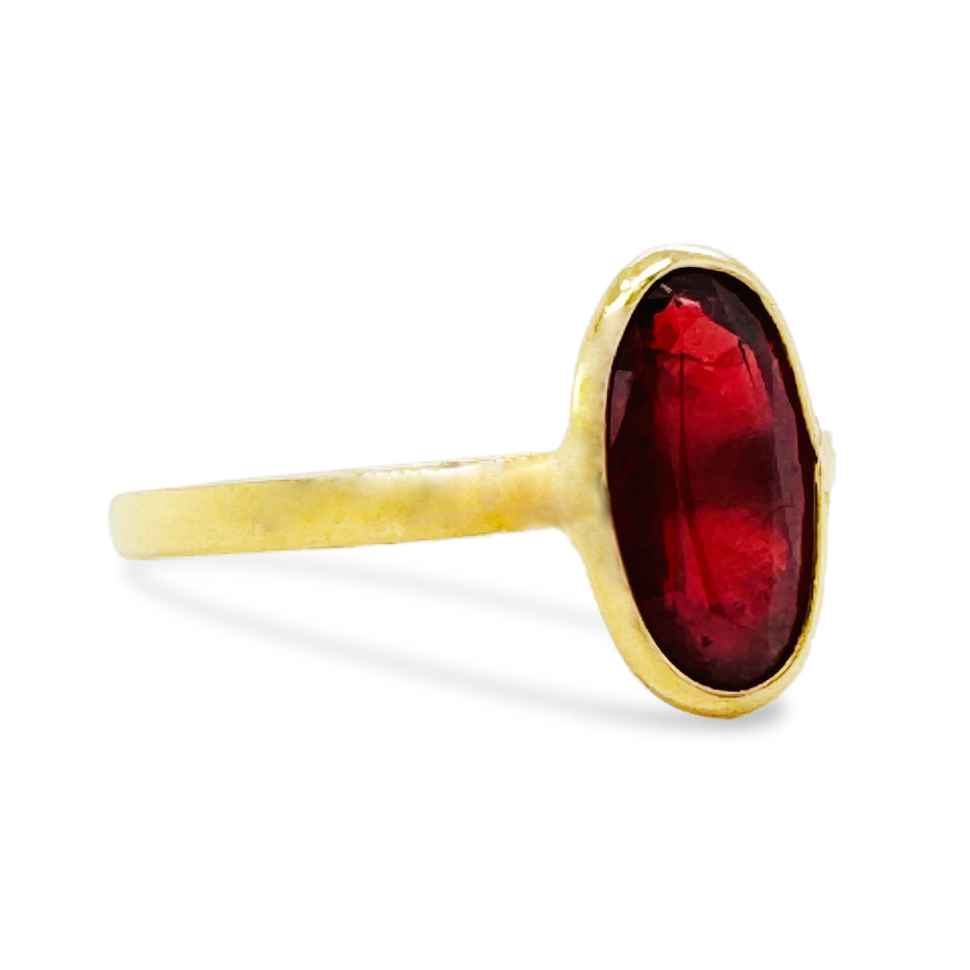 Artistic angle shot of gold orange sapphire gemstone ring – minimalist handcrafted jewelry by Tresor Collection