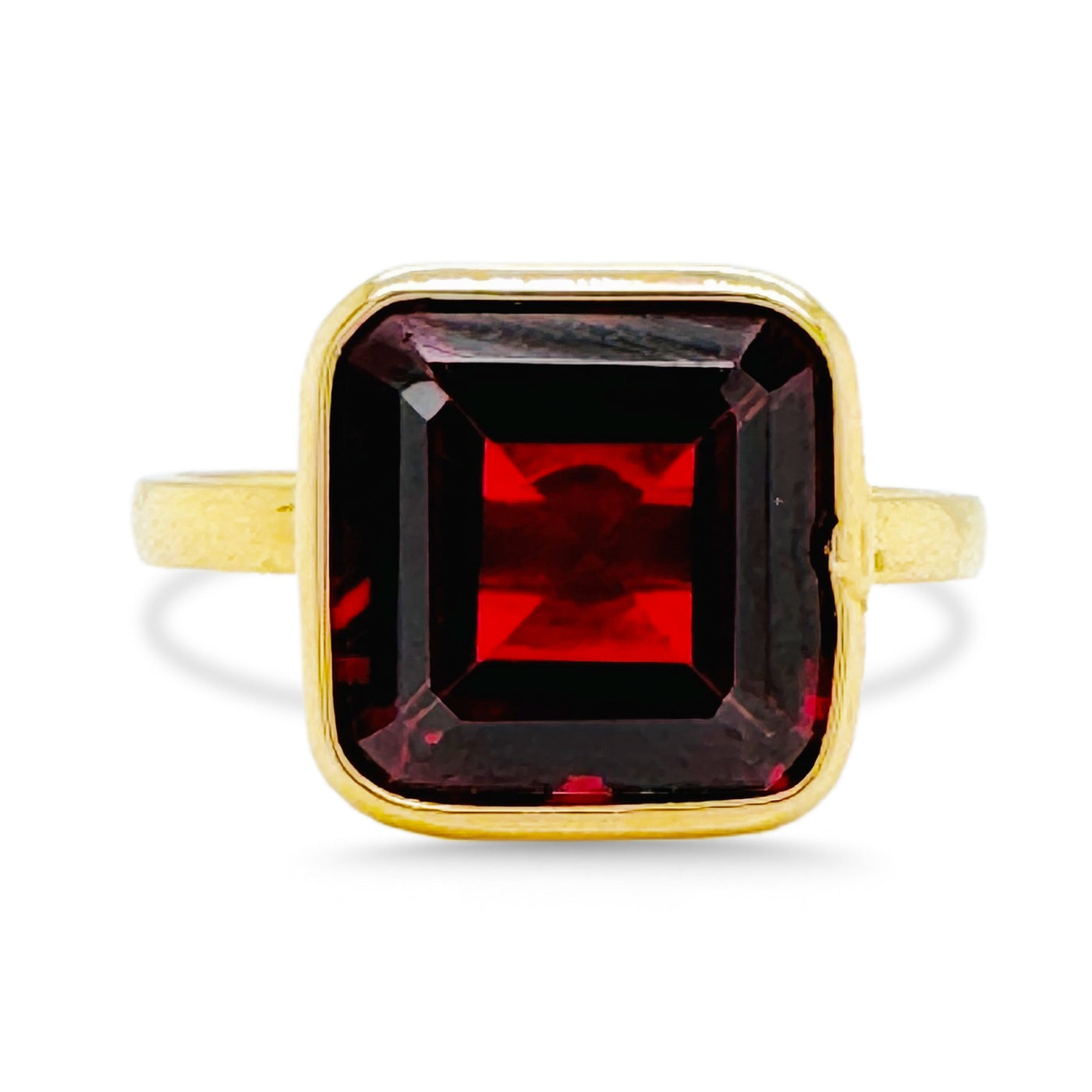 18K gold Rhodolite square ring flatlay – handcrafted luxury jewelry by Tresor Collection 18K gold rhodolite garnet ring flatlay – handcrafted square gemstone jewelry by Tresor Collection