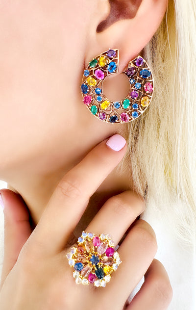 Multishape Multicolor Gemstone Ring In 18K Yellow Gold - Tresor Collection Close-up of multicolor gemstone cluster ring on model – colorful sapphire and ruby fine jewelry