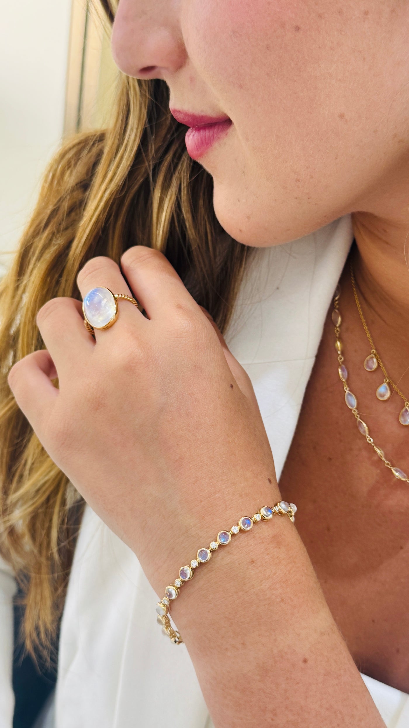 Rainbow Moonstone Round And Diamoind Bracelet In 18K Yellow Gold