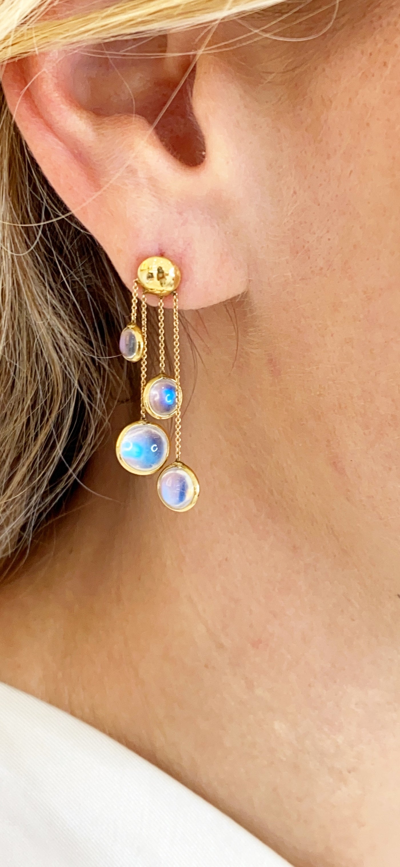 Rainbow Moonstone Dangle Earring In 18K Yellow Gold