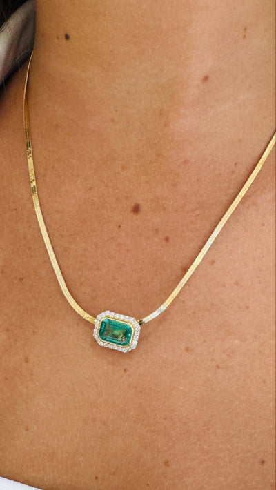 Emerald Rectangle And Diamond Pendant With Necklace In 18K Yellow Gold