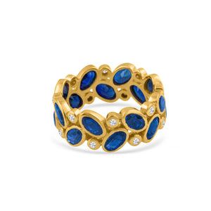 Gold ring with blue gemstones on a white background 18K gold blue sapphire ring flatlay – luxury fine jewelry by Tresor Collection