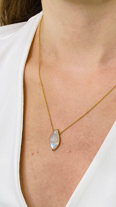 Rainbow Moonstone Necklace In 18K Yellow Gold