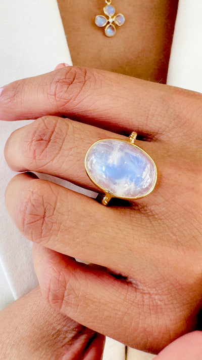 Rainbow Moonstone Oval Ring In 18K Yellow Gold