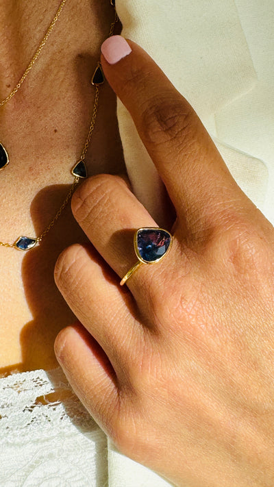 18K Yellow Gold Blue Sapphire Ring – Modern Floral Design by Tresor Collection