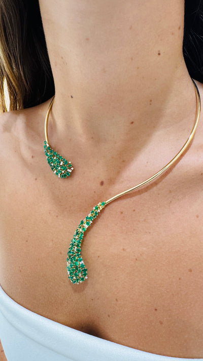 Close-up of 18K gold emerald collar necklace – exquisite craftsmanship by Tresor Collection