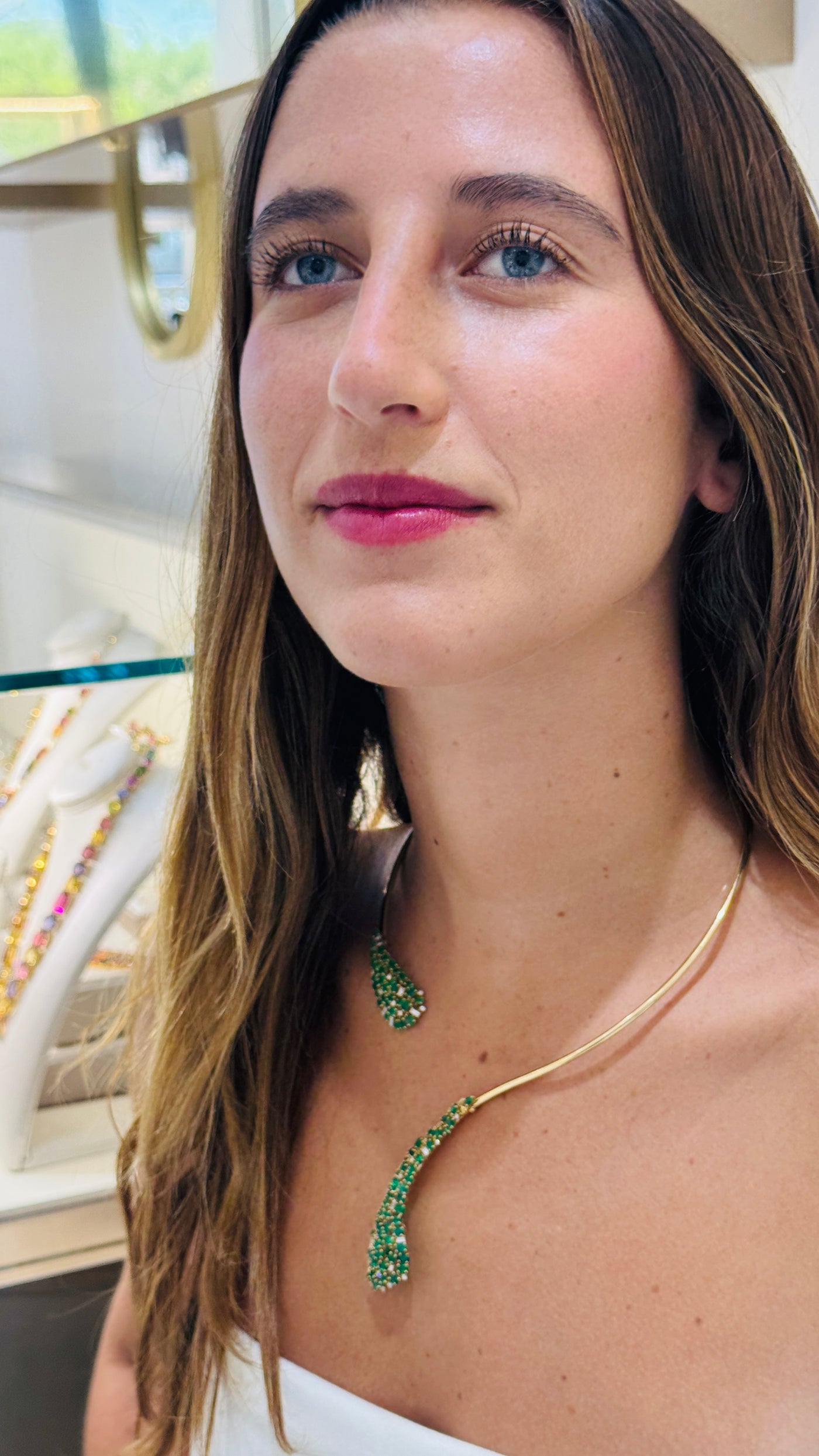 Emerald and gold collar necklace styled for elegant occasions – fine handcrafted jewelry from Tresor Collection