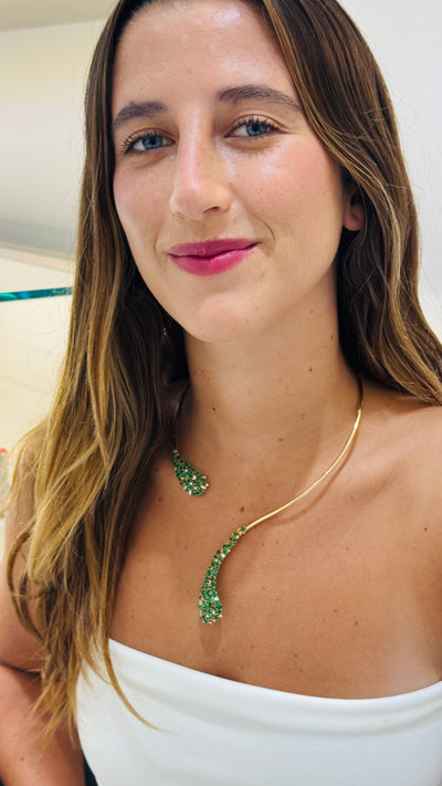 Side view of 18K gold emerald collar necklace on model – luxury gemstone jewelry by Tresor Collection