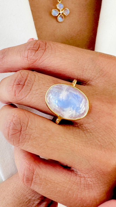 Rainbow Moonstone Oval Ring In 18K Yellow Gold - Tresor Collection Close-up of 18K gold moonstone ring, featuring an elegant rope band and a luminous moonstone stone.
