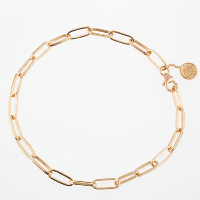 18K gold paper clip chain bracelet flatlay – minimalist luxury jewelry by Tresor Collection
Gold chain bracelet on a white background