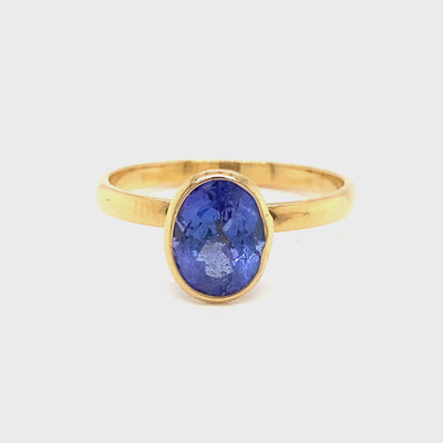 90° view of 18K gold tanzanite ring – oval-cut blue gemstone fine jewelry by Tresor Collection
