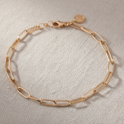 Close-up of handcrafted 18K gold paper clip bracelet – fine jewelry craftsmanship by Tresor Collection